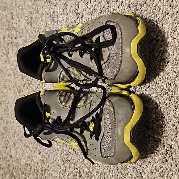 Kid's Under Armour shoes. - Picture 4 of 8